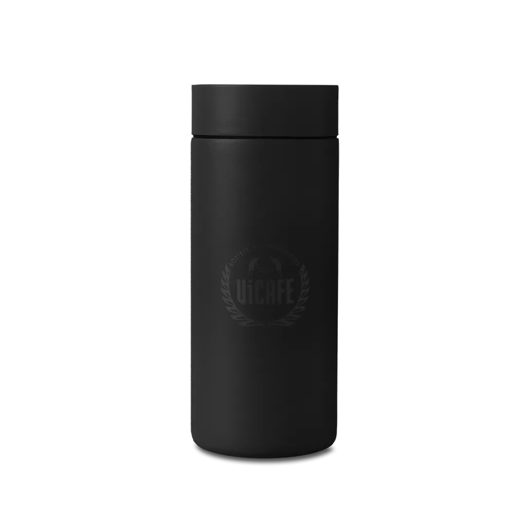 MiiR Thermo 360 Traveller in Schwarz mit dezentem ViCAFE Logo fuer Kaffee To Go